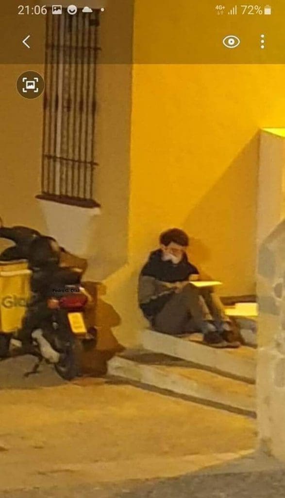 repartidor que estudia mientras trabaja