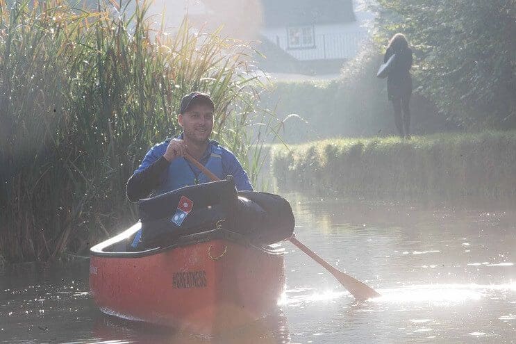 esta-tienda-de-dominos-entrega-sus-pizzas-con-una-canoa-rio