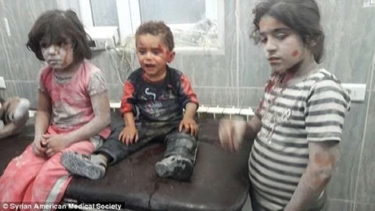 este-nino-se-aferra-al-medico-que-lo-atendio-y-es-otra-victima-de-las-guerras-que-no-tienen-cuando-acabar