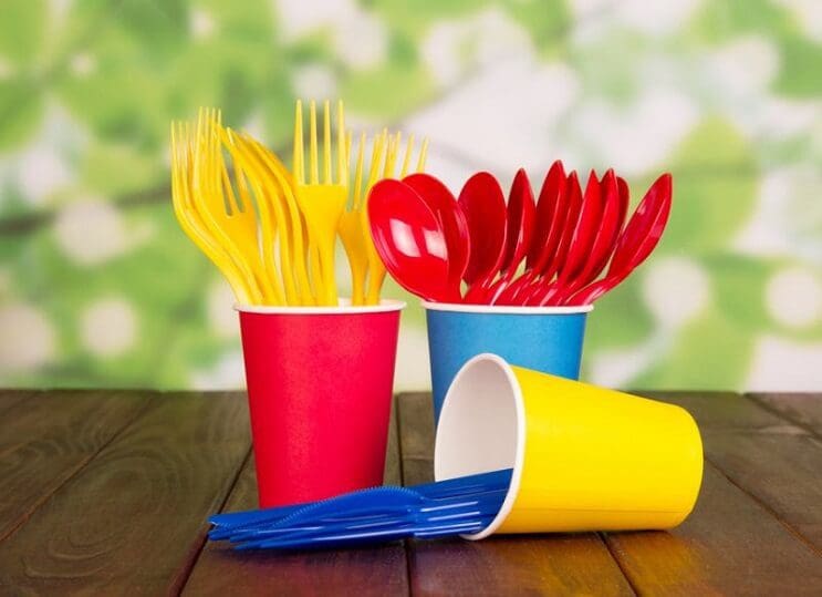 francia-le-dijo-adios-a-los-cubiertos-y-platos-de-plastico-vasos